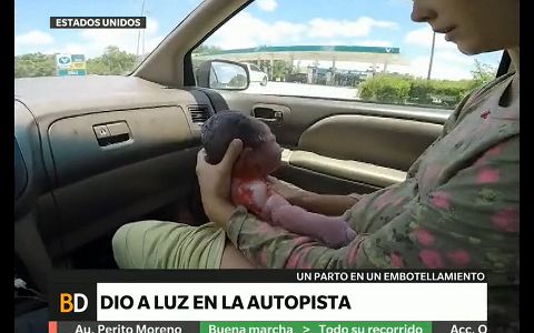 Dio a luz en una autopista a causa de un embotellamiento