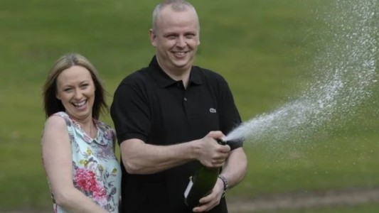 Mecánico ganó 125 millones de dólares en la lotería y dejó de trabajar: "Es bastante aburrido"