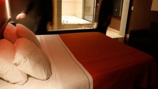 Hombre murió en un albergue transitorio mientras estaba con un joven