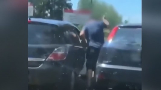 Discutió con otro automovilista y le rompió el coche: le sacaron el registro por violento