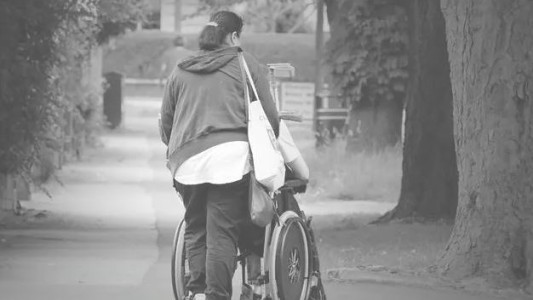 La Justicia ordenó brindar "cuidador domiciliario" a mujer con discapacidad