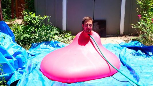 #EsViral Se metió en una bombita de agua gigante y estalló