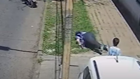 Un motochorro le arrebató la cartera a una abuela, la tiró al piso y su nieto la ayudó - #REC