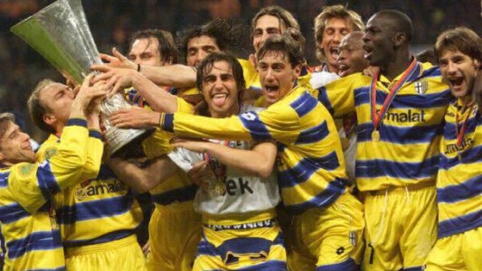 Tras la quiebra, Parma subasta sus copas