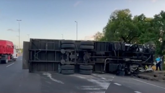 Más complicaciones para viajar: volcó un camión con carne en la autpista Riccheri