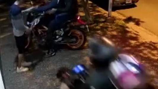 Motochorros encañonaron a un adolescente para robarle una cadenita - #REC