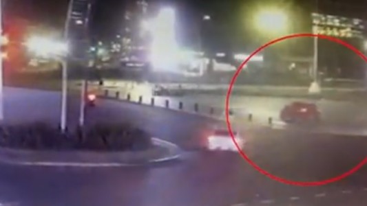 Se subió con el auto a la plazoleta frente al Obelisco: estaba alcoholizado