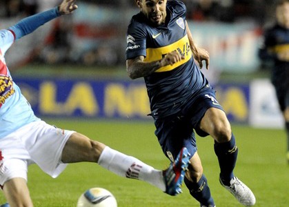 Boca se sumó a la punta con el esfuerzo de Tévez y las flaquezas de Arsenal