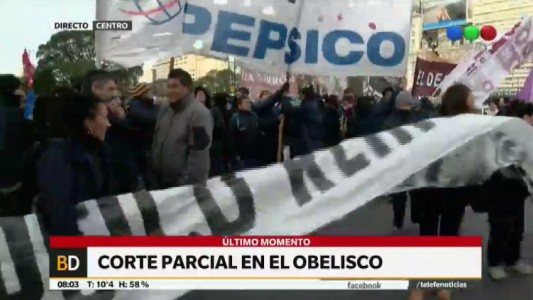 Trabajadores despedidos de Pepsico cortan el tránsito en el Obelisco