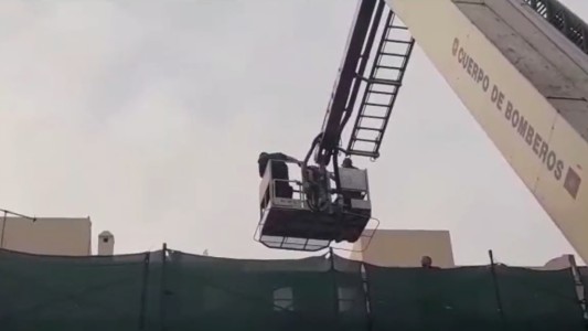 Un ladrón con vértigo: robó, intentó escapar y lo rescataron los bomberos