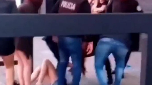 Fueron a bailar y a la salida sufrieron un brutal ataque de la Policía: "Me desfiguraron la cara"