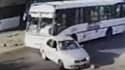Violencia en la calle: colectivero discutió con un automovilista y lo arrastró