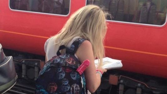 #MisterioViral : ¿qué lleva esta chica en su mochila?
