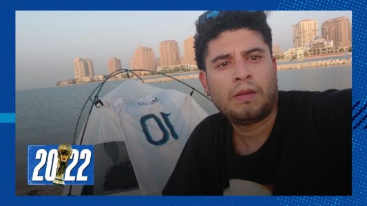 Locura por "La Scaloneta": la historia del hincha argentino que duerme y pide comida en las calles de Qatar