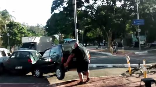 #Viral: levantó un auto con sus manos para sacarlo de la bicisenda