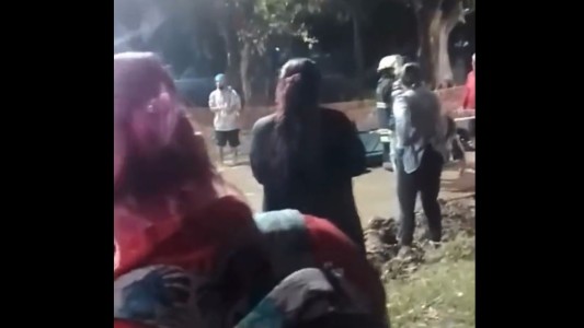 Un auto se hundió en un pozo de agua, una familia quedó atrapada y casi muere ahogado un menor