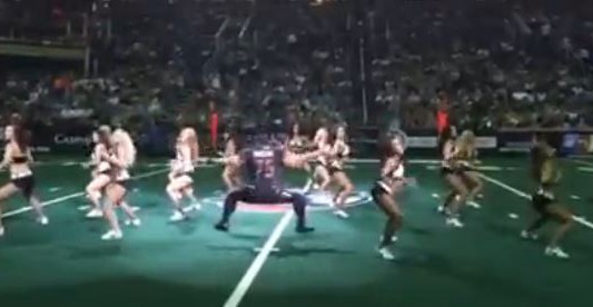 Un jugador de fútbol americano sorprende con su baile