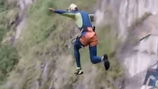 El récord mundial de salto de acantilado: 120 km/h en tres segundos