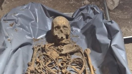 Hallaron un esqueleto enterrado en una casa: creen que es de una mujer desparecida hace 10 años
