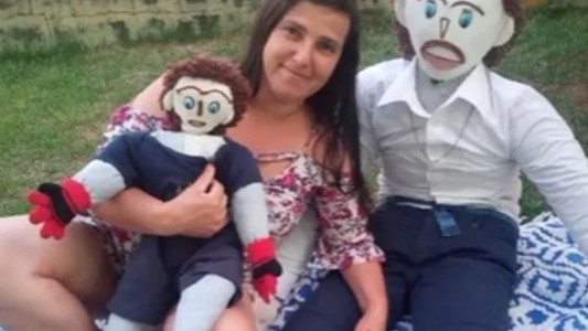 Insólito: se casó con un muñeco de trapo y transmitió en vivo el nacimiento de su hijo