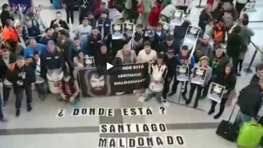 Preguntaron por Santiago Maldonado por los altoparlantes del aeropuerto de Ezeiza
