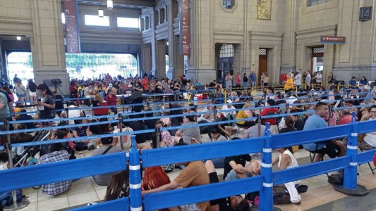 Largas filas y caos en Constitución para comprar un pasaje de tren a la Costa Atlántica
