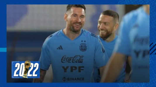 Messi se entrenó a la par de sus compañeros y estará en el debut del martes