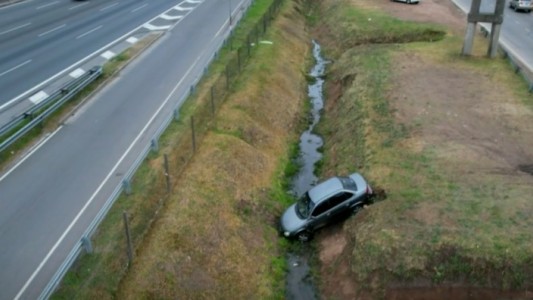 Video: el feriado amaneció con un auto en una zanja en Panamericana