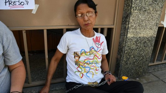 Abusos a menores: se encadenó en fiscalía pidiendo que detengan a su ex yerno