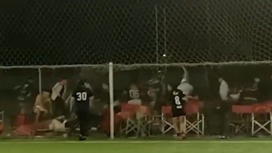 Video: batalla campal en un partido de fútbol mixto