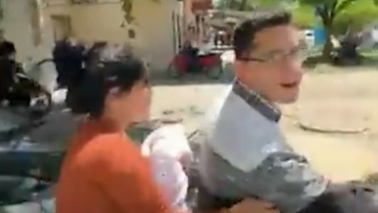 Video: Pareja en moto con bebé a bordo protagonizó una violenta discusión de tránsito