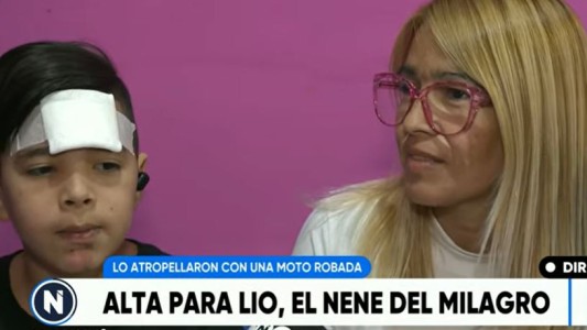 Video: jugaba al fútbol en la calle y dos ladrones en moto lo atropellaron