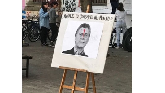 Exhiben una foto de Macri con un tiro en la cabeza en la facultad de Humanidades
