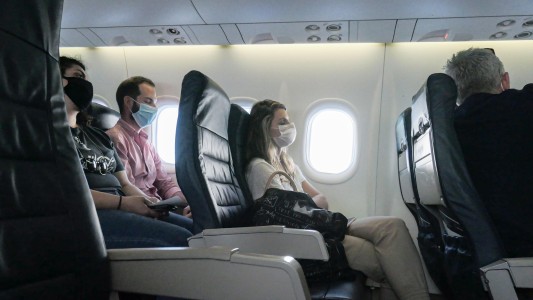 Brasil: a partir de hoy regresa el uso de barbijos en aviones y aeropuertos