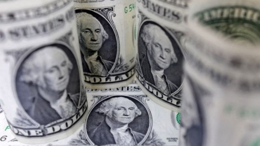 El dólar blue continuó en alza y cerró la semana en $320