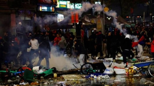 Disturbios en Bruselas por la derrota de Bélgica en Qatar 2022: autos incendiados y pelea con la policía