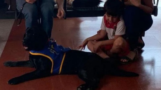 Entregaron perros de asistencia a adultos y niños con autismo