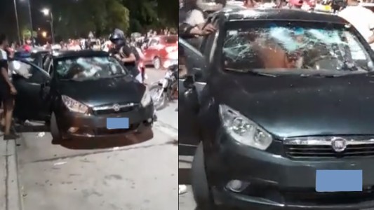 Video: Feroz golpiza de motoqueros a un auto en un parque de Córdoba