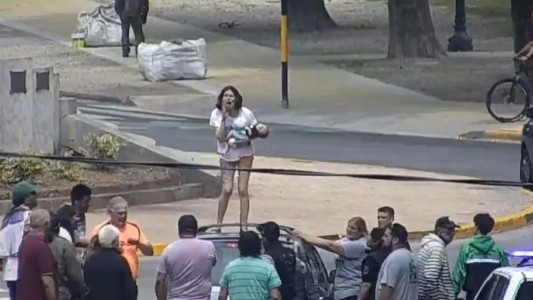 Sufrió un brote psicótico en plena calle y amenazó con arrojar a su bebé desde el techo de un auto