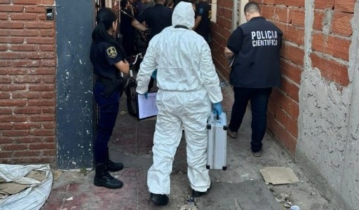 Una madre confesó que enterró a su hija en el patio de su casa, luego de morir ahogada mientras comía