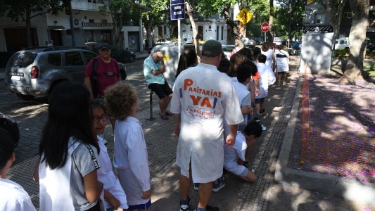 Realizan abrazo simbólico en una escuela de Palermo y piden seguridad ante reiterados robos