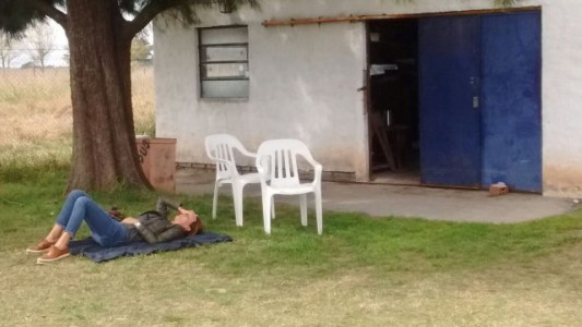 La curiosa foto de Juliana Awada durmiendo la siesta abajo de un árbol
