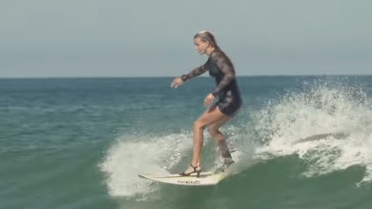 Video: surfista se le animó a las olas con vestido y tacos