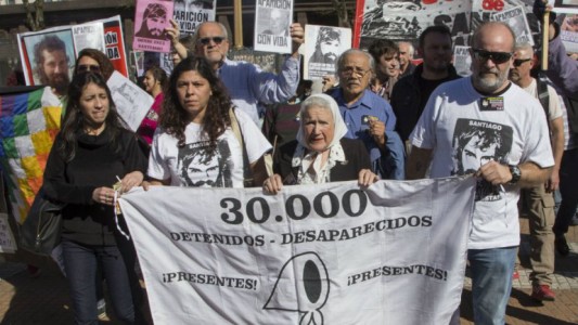 Las Madres de Plaza de Mayo, con la familia Maldonado