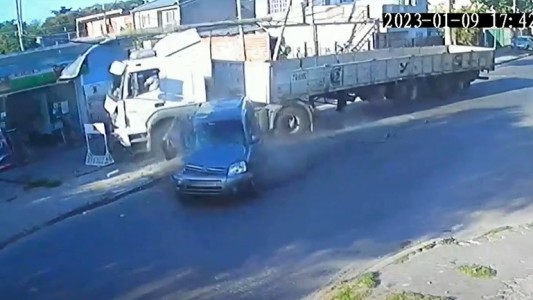 Camión terminó incrustado en una carnicería tras el choque con una camioneta