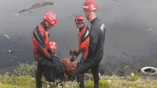 Cayó el "hombre pato": tras robar, quiso escapar por un arroyo