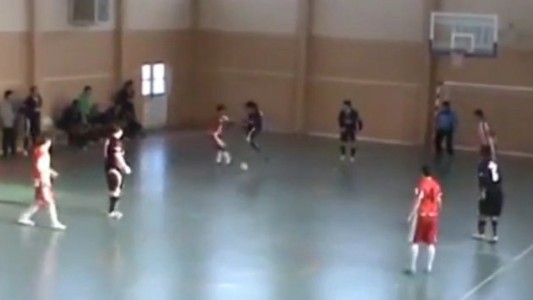 Santa Cruz: la violenta patada en el futsal que se transformó en viral