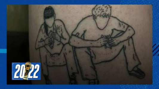 ¡Promesas son promesas! Dos amigos se tatuaron la foto del Papu Gómez y Linda Raff