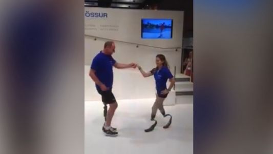 #EsViral: Pareja de bailarines sin piernas conmueve a las redes sociales