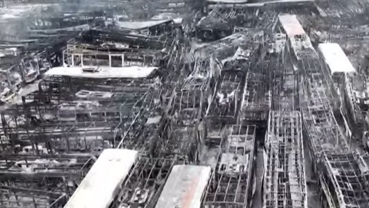 Un voraz incendio arrasó con un depósito de colectivos